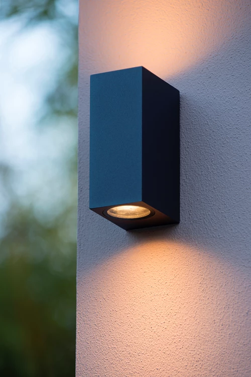 Lucide ZARO - Spot mural / Applique mural Intérieur/Extérieur - 2xGU10 - IP65 - Noir - ambiance 1